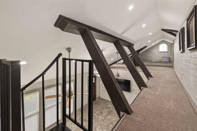 Building Photo - 717 W 30th St