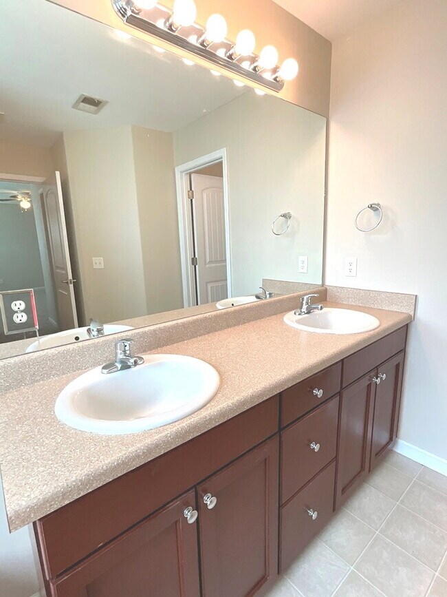 Building Photo - Great Amenities