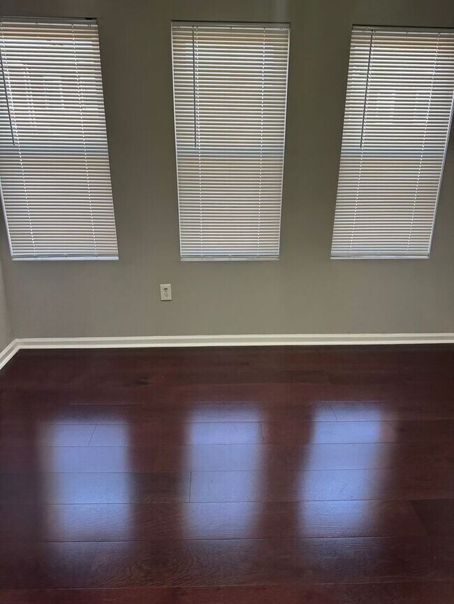 Building Photo - 4 bedrooms