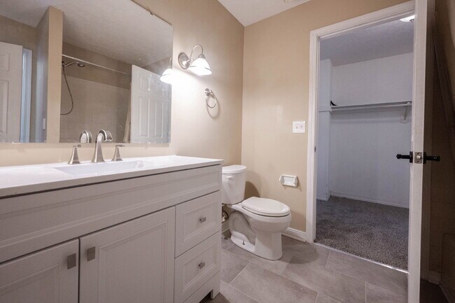 Building Photo - "Charming 2-Bedroom Townhouse Retreat with 2 Full Baths in Fishers – Spacious 1,522 Sq Ft Living!"