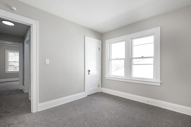 Building Photo - 4 BED, 1 BATH BEAUTIFUL SINGLE-FAMILY HOME IN CLEVELAND!