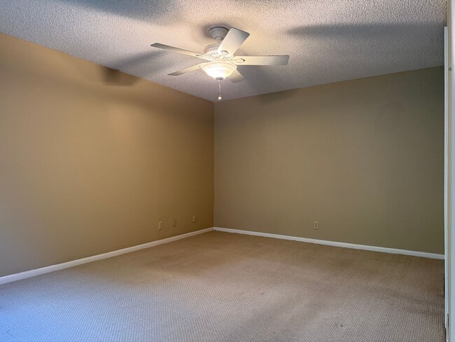 Building Photo - 10 Hampshire Cir