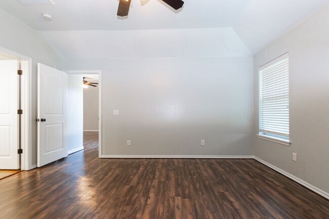 Building Photo - Lakeside Retreat - Newly Remodeled 3-Bedro...