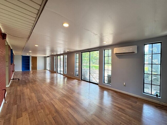Building Photo - 1622 Denison Dr