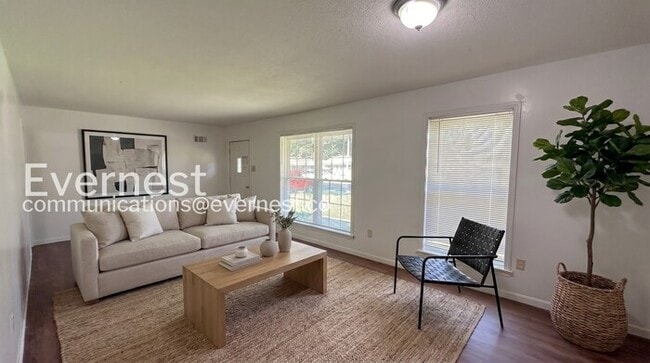 Building Photo - 3 Bed/2 Bath Home with Carport / Vouchers Accepted /Available Now!