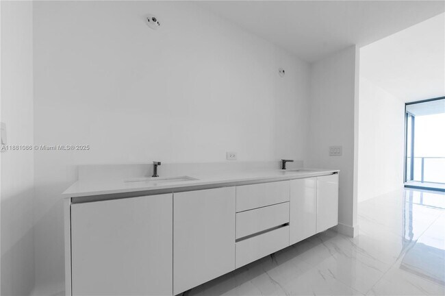 Building Photo - 700 NE 24th St