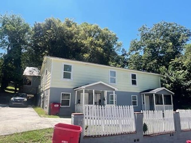 Primary Photo - 2202 Roosevelt Ave