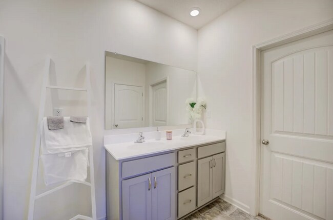 Building Photo - Desirable Fairway Village 4 bedroom 2.5 bath home in Oakland