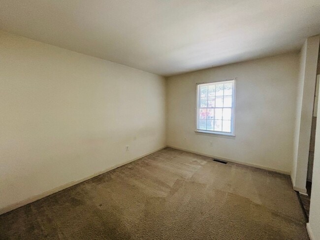 Building Photo - 105 Sherwood Ct