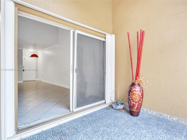 Building Photo - 9725 Fontainebleau Blvd
