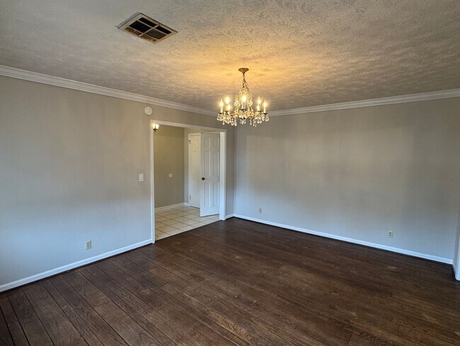 Building Photo - Large FOUR bedroom in Brentwood