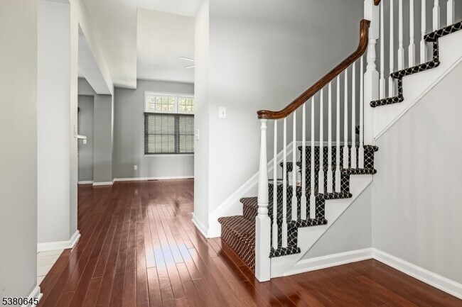 Building Photo - 10 Conklin Ct