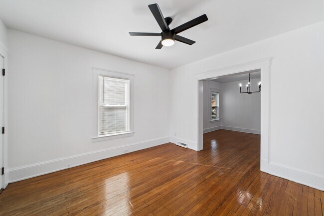 Building Photo - 1356 W 58th St