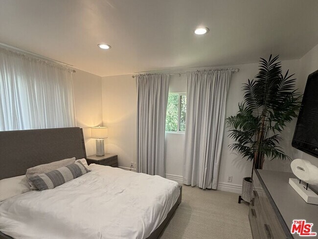 Building Photo - 1727 San Ysidro Dr