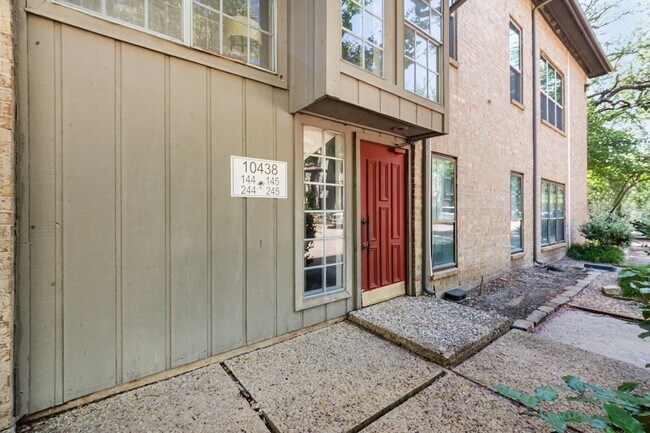 Primary Photo - 10438 High Hollows Dr