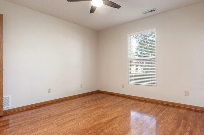 Building Photo - 5874 Beechwood Dr