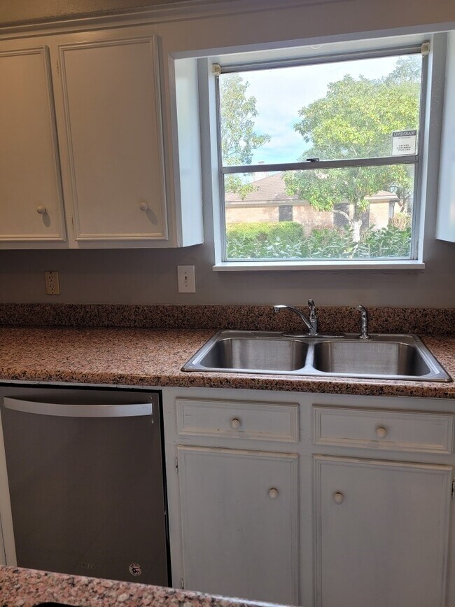 Building Photo - 2531 Turtle Creek Dr
