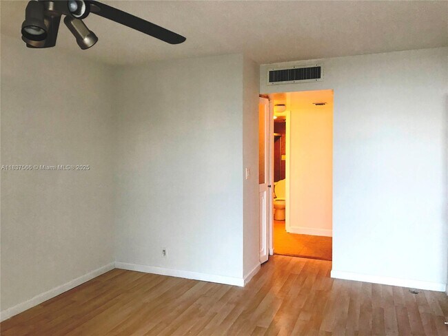 Building Photo - 3475 N Country Club Dr