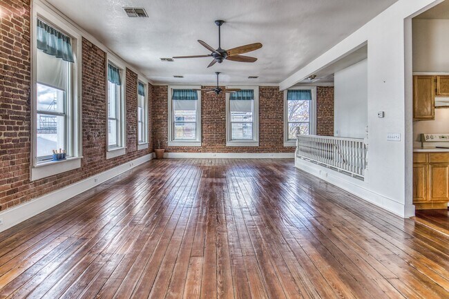 Building Photo - 110 E Alamo St