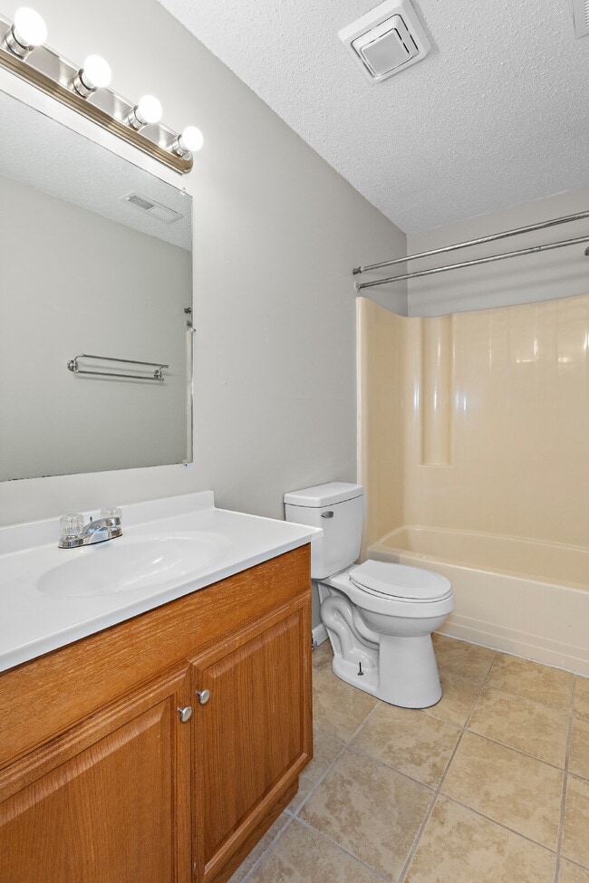 Building Photo - !Wow! Updated townhouse for rent Virginia Beach