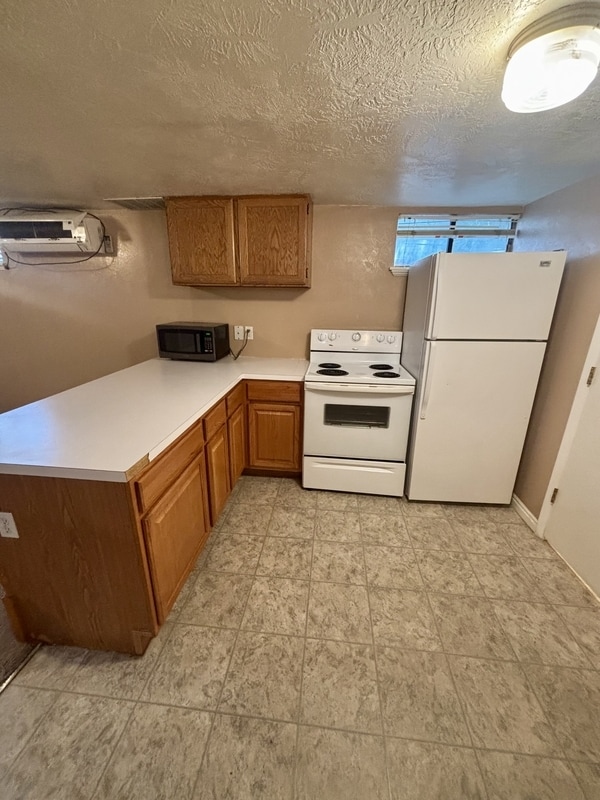 Building Photo - 979 W 100 S