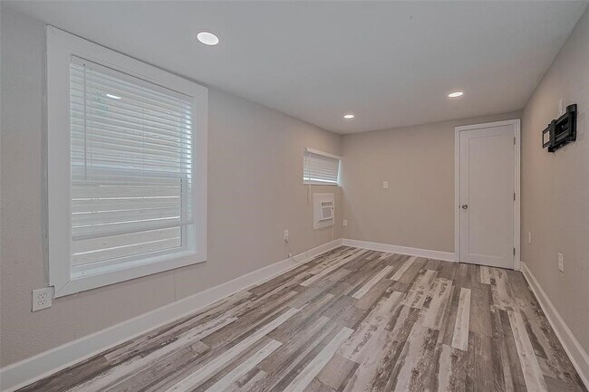 Building Photo - 1511 Scharpe St