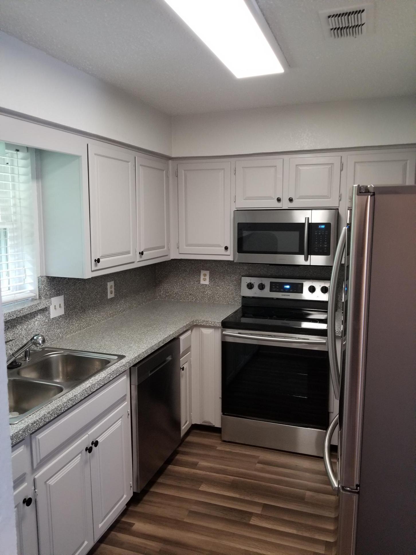 Building Photo - 2430 Lakeview Cir