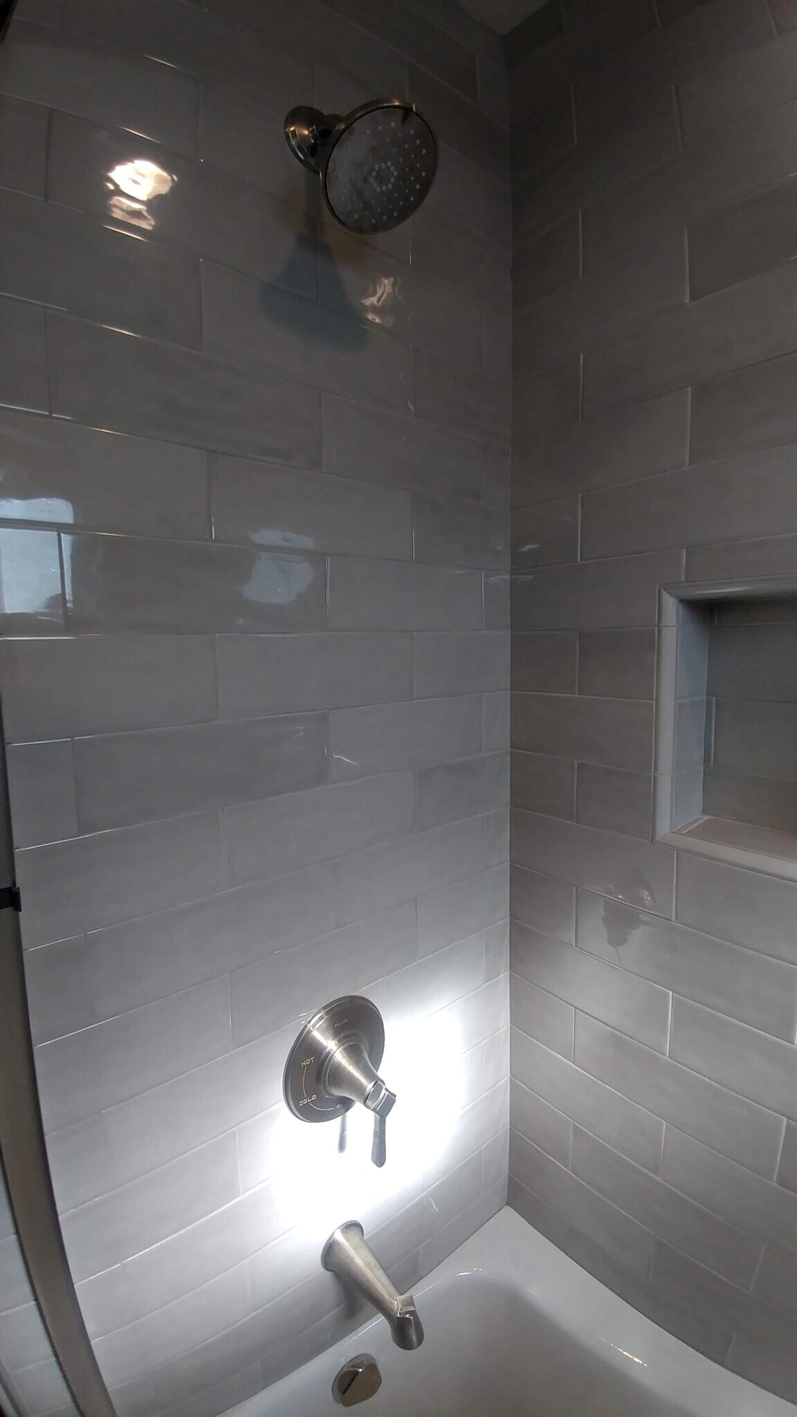 Shower/Tub - 126 Cowell St