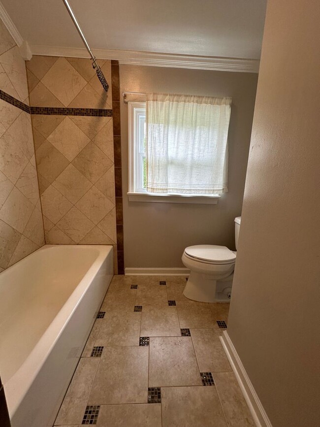 Building Photo - Pembroke Manor-4 bedroom 2.5 bath Single f...