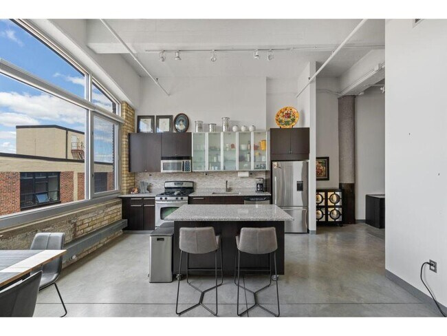 Building Photo - 700 N Washington Ave