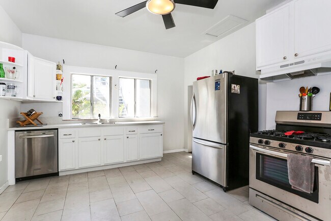 Building Photo - 230 N Bonnie Brae St