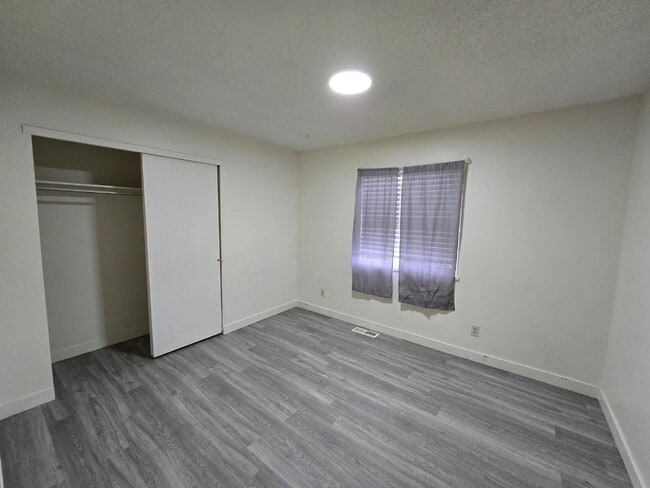 Building Photo - 474 Royal Ann Way