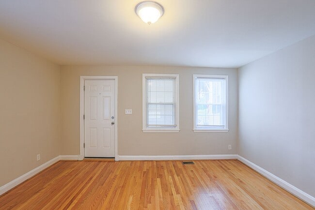 Building Photo - 1154 Elm Rd