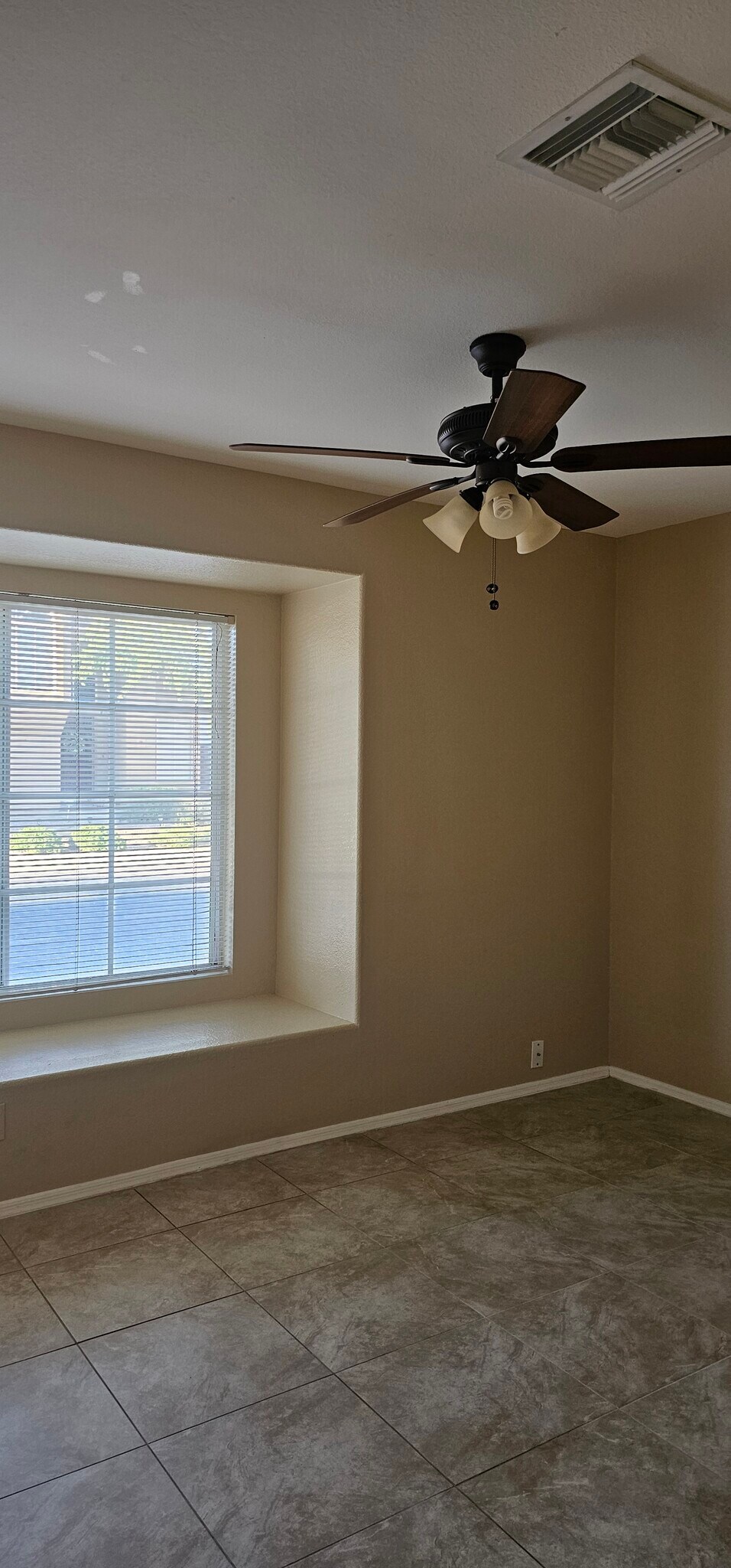 Building Photo - 3851 E Kent Dr