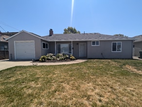 Building Photo - 3032 Greenwood Dr