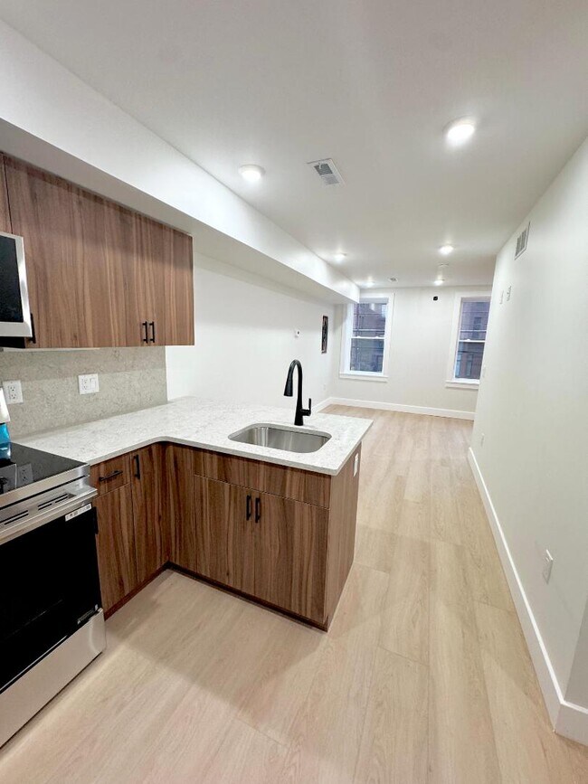 Building Photo - 118 E Huntingdon St