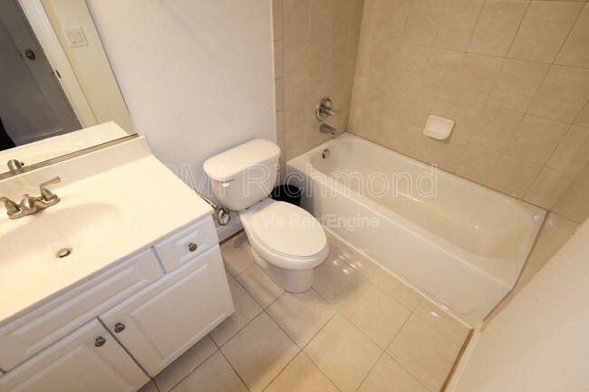 Building Photo - 728 S Pine St