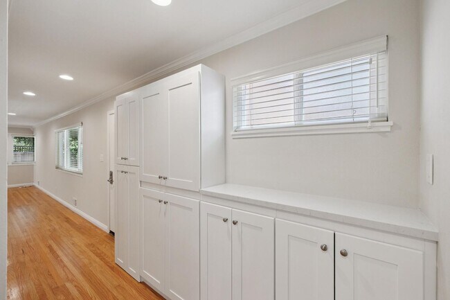 Building Photo - Luxury Apartment Available in gated Community downtown Palo Alto!