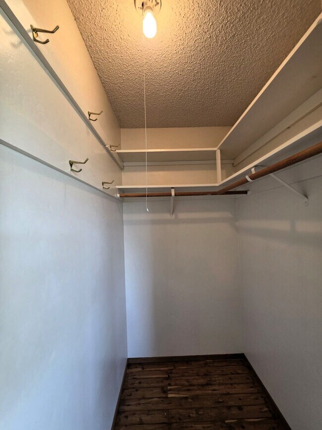 Building Photo - SUPER Spacious Westside Home with BONUS Areas