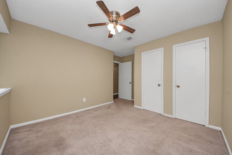 Building Photo - 15 Brentwood Oaks Ct