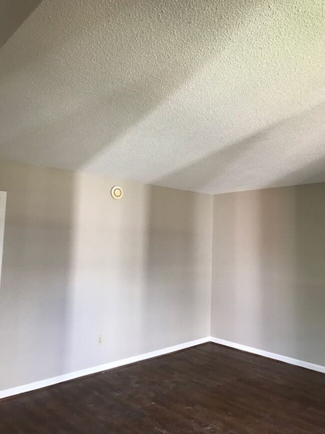 Building Photo - 1-Bedroom Apartment in Hillsboro West End – Utilities Included