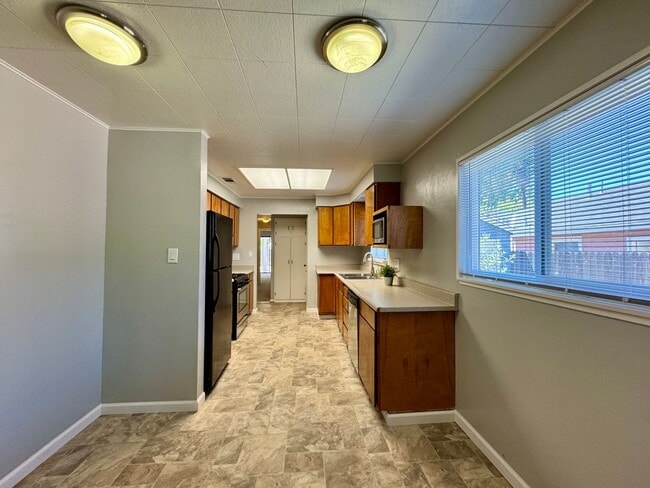Building Photo - Charming Home Available in Tahoe Park!