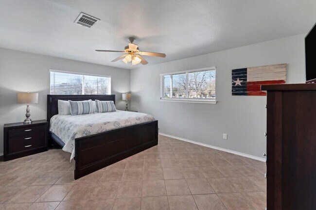 Building Photo - 730 E Mather St