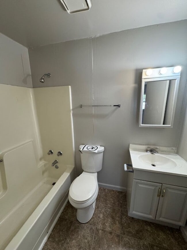 Building Photo - 1404 Dubois St