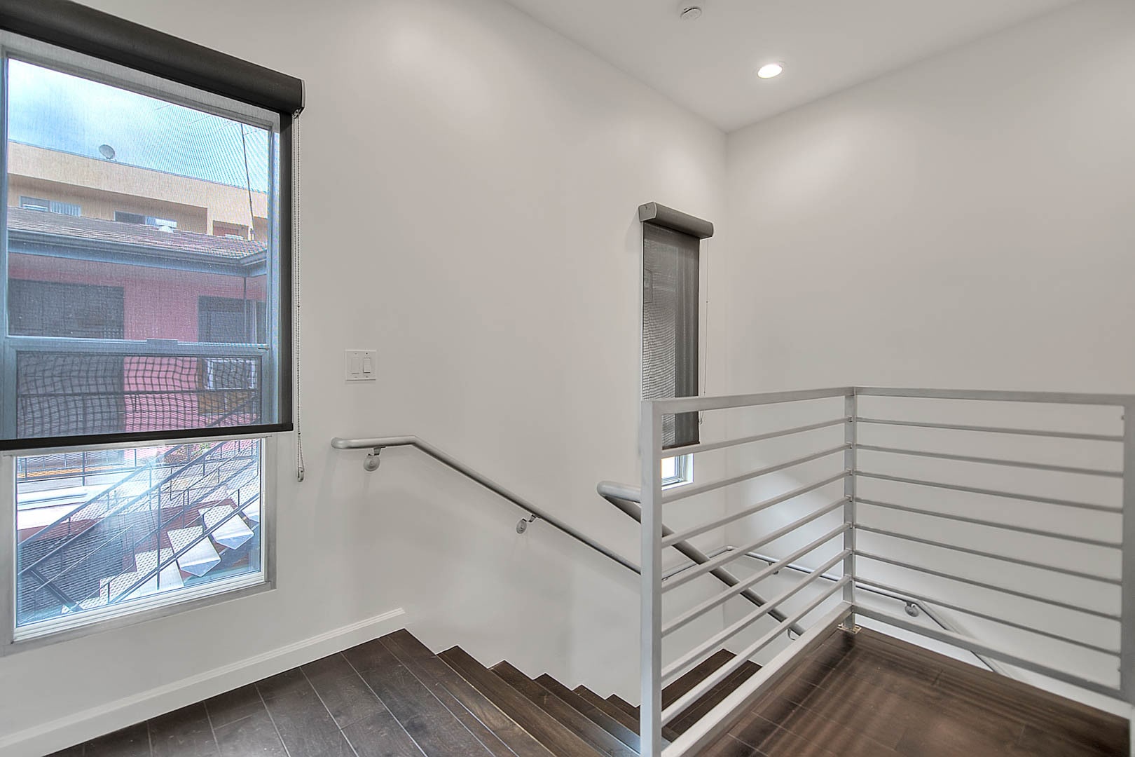 Building Photo - 1952 N Beachwood Dr