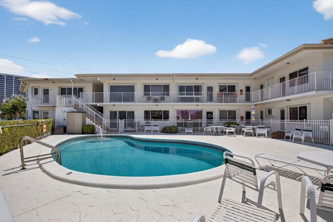 Building Photo - 999 N Riverside Dr