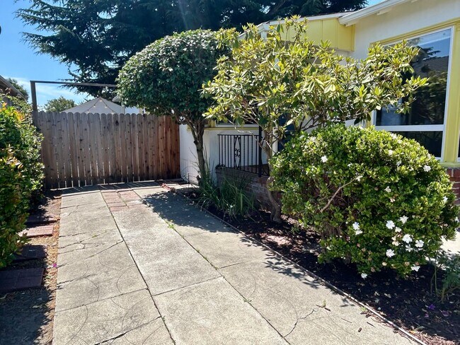 Building Photo - Gorgeous San Leandro Bungalow!