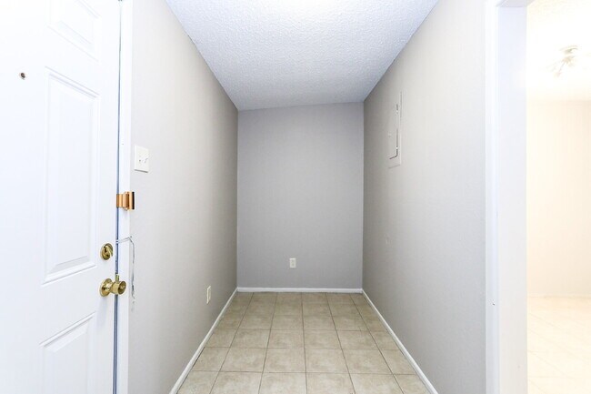 Building Photo - 2 Bedroom Duplex!
