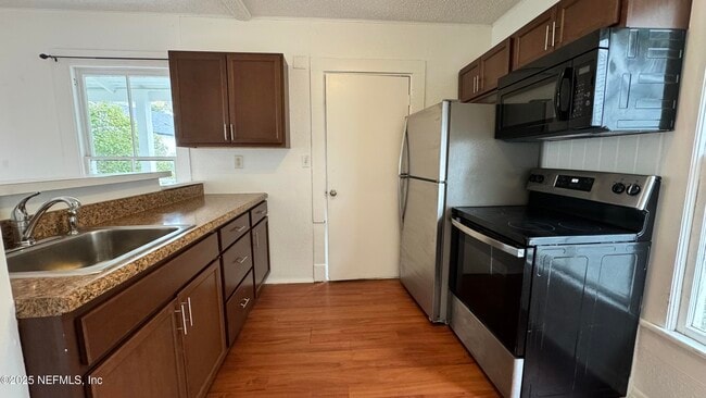 Building Photo - 32 Sanford St