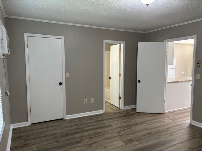 Building Photo - 829
